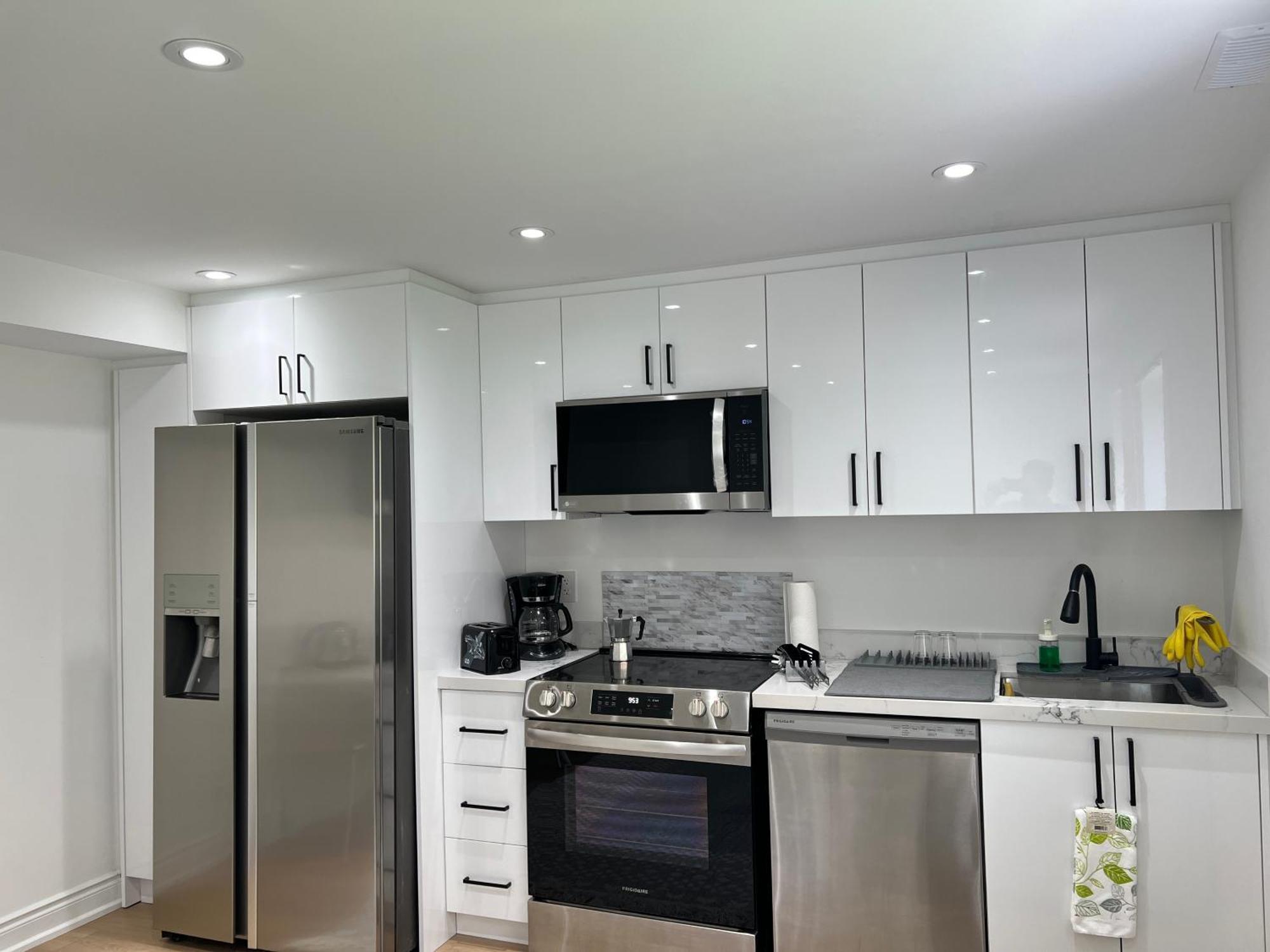 Cozy, Brand-New, 2Bdr,Walkout Apt, Free Parking Richmond Hill Dış mekan fotoğraf