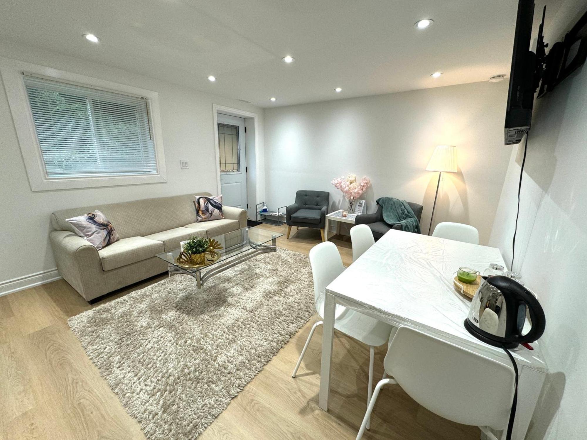 Cozy, Brand-New, 2Bdr,Walkout Apt, Free Parking Richmond Hill Dış mekan fotoğraf