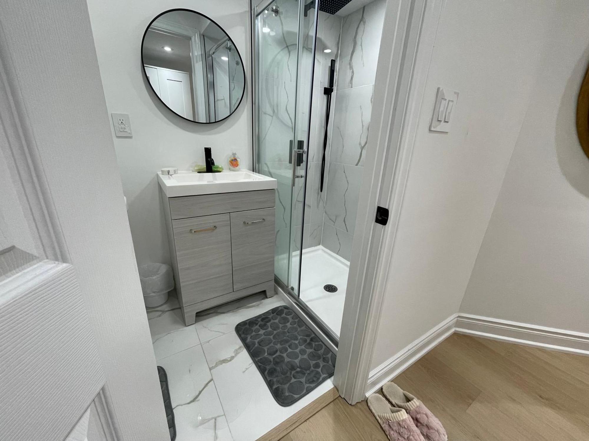 Cozy, Brand-New, 2Bdr,Walkout Apt, Free Parking Richmond Hill Dış mekan fotoğraf