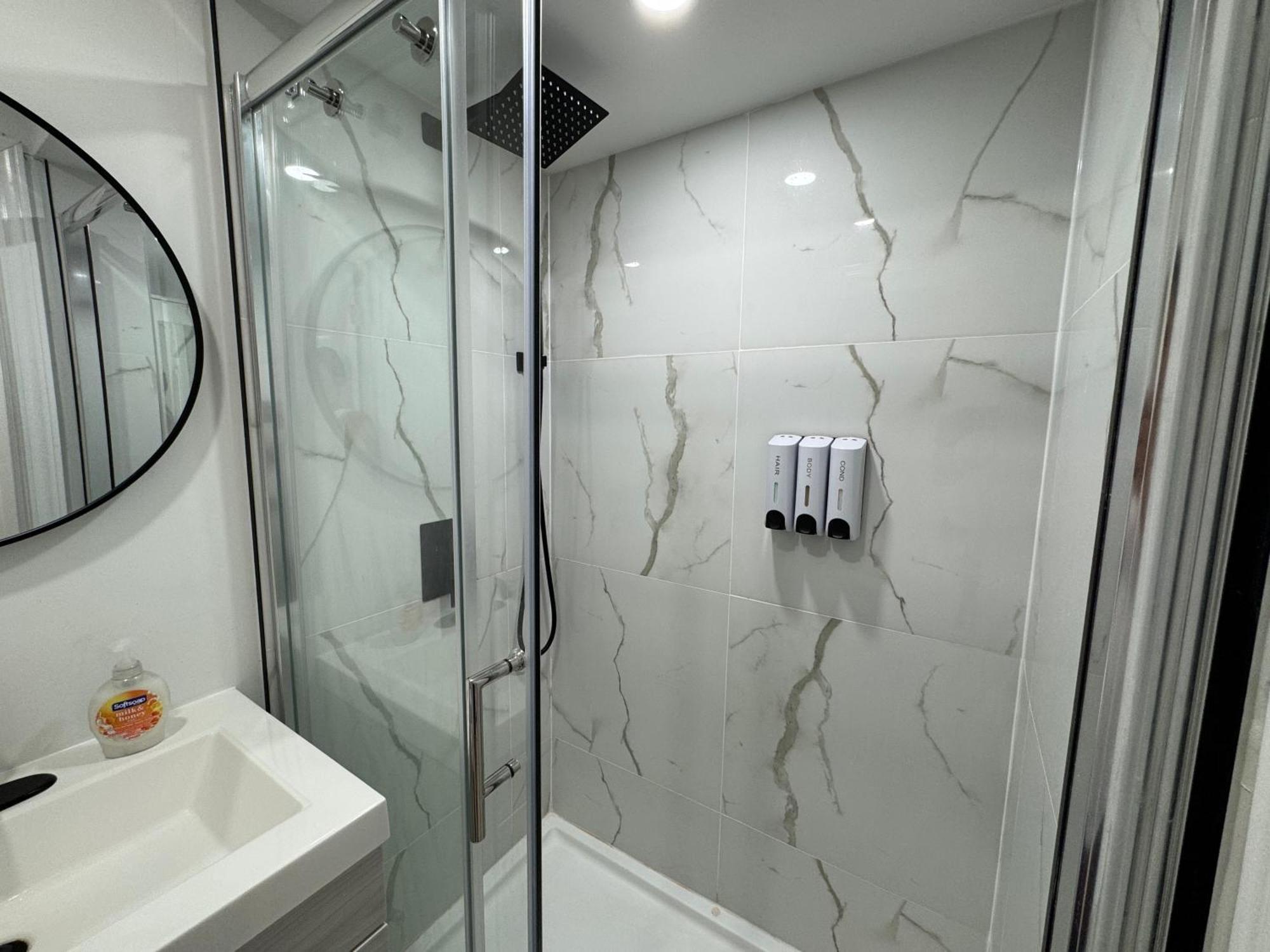 Cozy, Brand-New, 2Bdr,Walkout Apt, Free Parking Richmond Hill Dış mekan fotoğraf